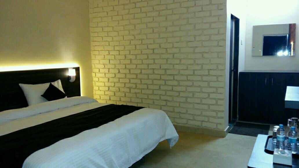 Hotel On The Rocks Mahabaleshwar Exterior photo